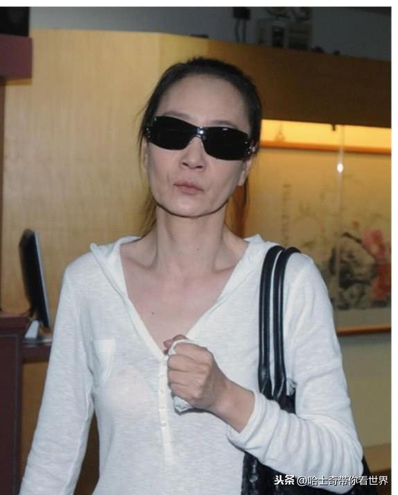 40歲嫁大13歲丑老公，老公把她寵「廢」後去世，她瘦成紙片人