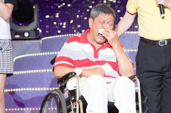 69歲萬沙浪退化成5歲孩童，4個兒女卻不管不問，心碎呼喊！14年後近照曝光，網友：苦盡甘來！