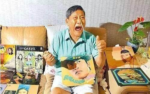 69歲萬沙浪退化成5歲孩童，4個兒女卻不管不問，心碎呼喊！14年後近照曝光，網友：苦盡甘來！