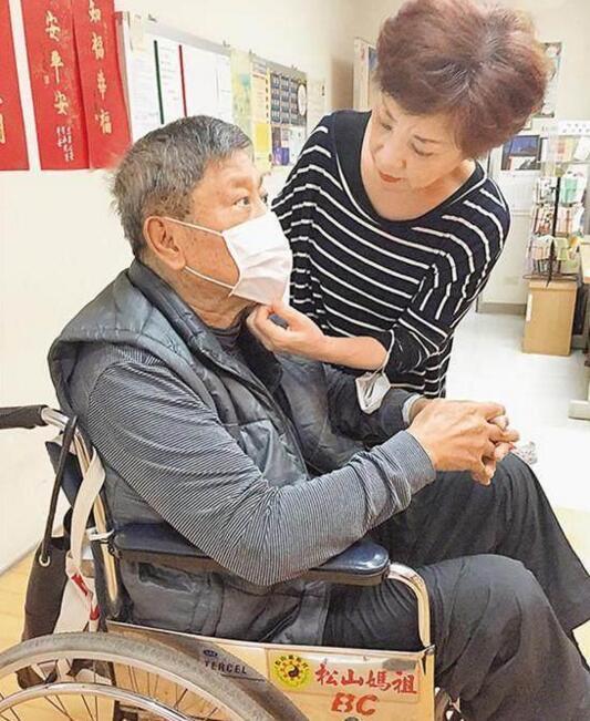 69歲萬沙浪退化成5歲孩童，4個兒女卻不管不問，心碎呼喊！14年後近照曝光，網友：苦盡甘來！