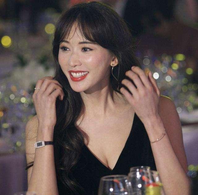 周迅44歲，賈靜雯44歲，王豔44歲都輸給她的44歲