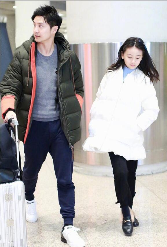 田亮攜女兒現身機場，11歲森碟清秀可人，顏值驚豔網友，被贊「初戀臉」