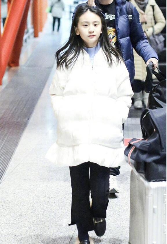 田亮攜女兒現身機場，11歲森碟清秀可人，顏值驚豔網友，被贊「初戀臉」