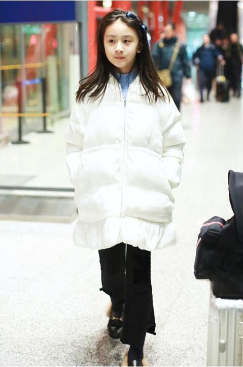 田亮攜女兒現身機場，11歲森碟清秀可人，顏值驚豔網友，被贊「初戀臉」