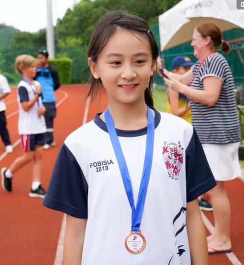 田亮攜女兒現身機場，11歲森碟清秀可人，顏值驚豔網友，被贊「初戀臉」