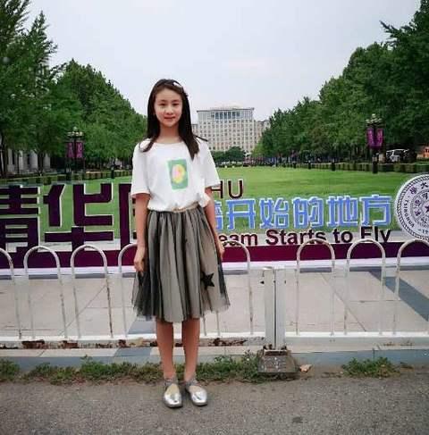 田亮攜女兒現身機場，11歲森碟清秀可人，顏值驚豔網友，被贊「初戀臉」