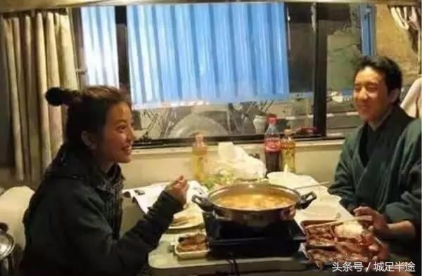 明星片場吃飯的照片曝光，張國榮、劉德華、Angelababy的區別居然差這麼多！