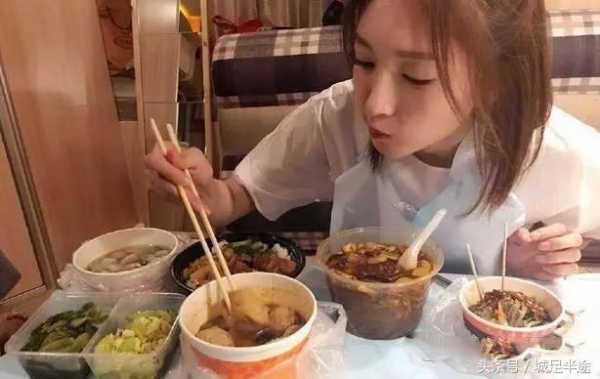 明星片場吃飯的照片曝光，張國榮、劉德華、Angelababy的區別居然差這麼多！