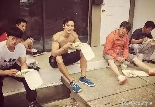 明星片場吃飯的照片曝光，張國榮、劉德華、Angelababy的區別居然差這麼多！