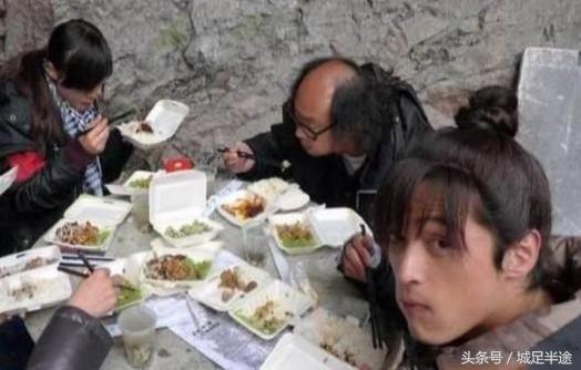 明星片場吃飯的照片曝光，張國榮、劉德華、Angelababy的區別居然差這麼多！