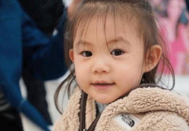 陳冠希女兒長大了，如今竟長成這般模樣，網友：浪子的女兒就是不一樣~