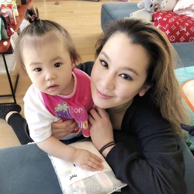 陳冠希女兒長大了，如今竟長成這般模樣，網友：浪子的女兒就是不一樣~