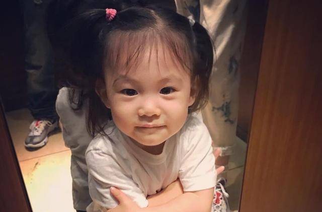 陳冠希女兒長大了，如今竟長成這般模樣，網友：浪子的女兒就是不一樣~