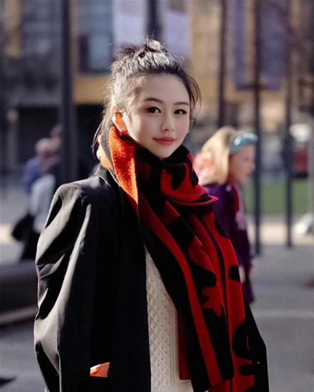 邱淑貞大女沈月曬舊照，膚白貌美腿又長，每一張都美到不可方物