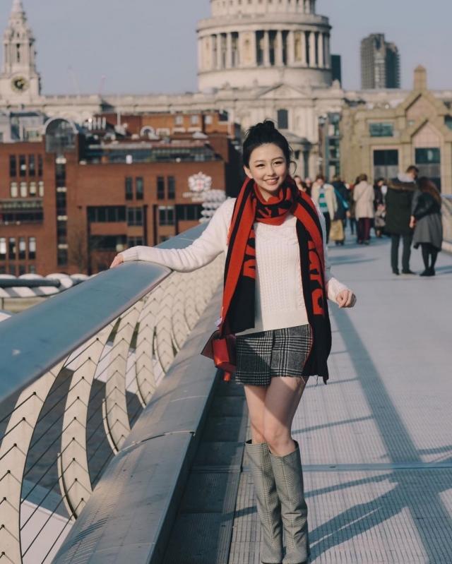 邱淑貞大女沈月曬舊照，膚白貌美腿又長，每一張都美到不可方物