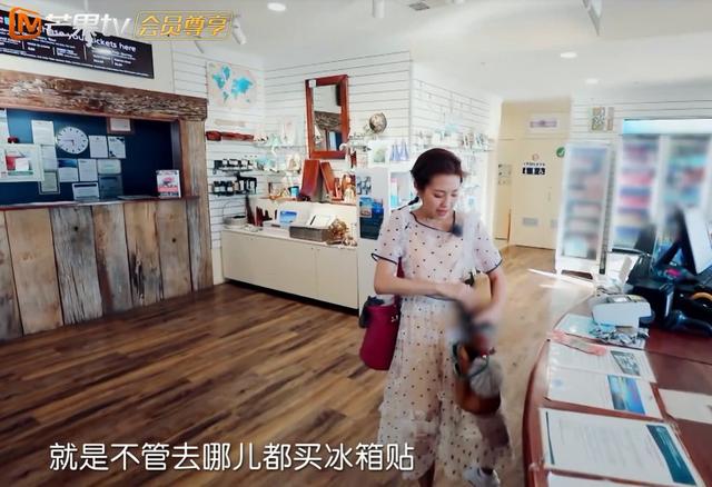 妻子團國外大購物，看清五個人買的東西後，網友：收入差距太大！