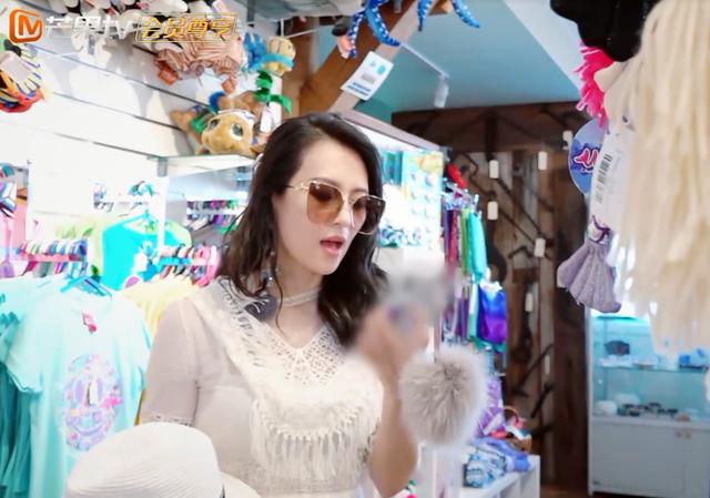 妻子團國外大購物，看清五個人買的東西後，網友：收入差距太大！