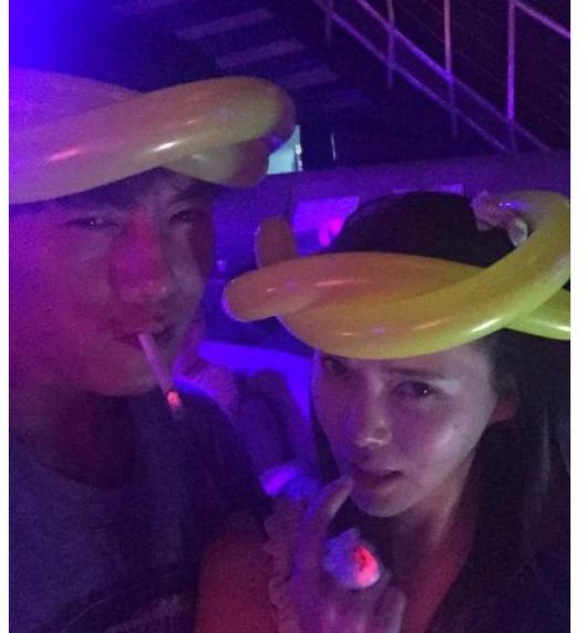 秦昊曬照慶祝結婚4周年，素顏沒有美顏濾鏡，暴露伊能靜真實顏值！