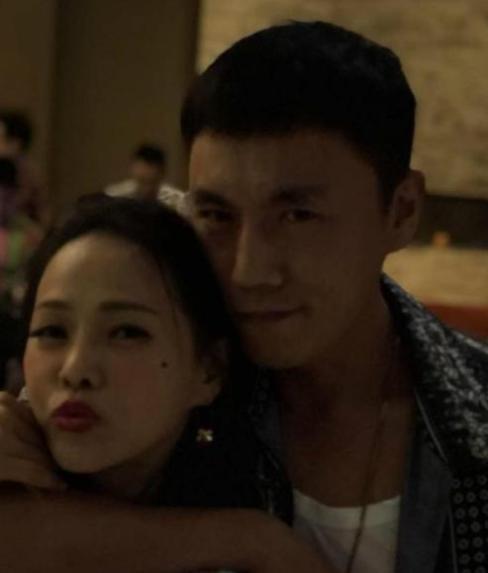 秦昊曬照慶祝結婚4周年，素顏沒有美顏濾鏡，暴露伊能靜真實顏值！