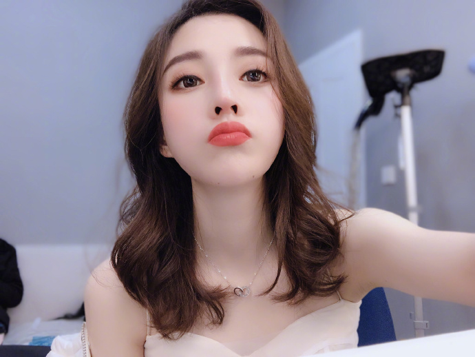 「中國第一網紅」馮提莫真人差很大！超不自然臉部疑"動刀過度"！網呆：我的老天鵝啊 ～