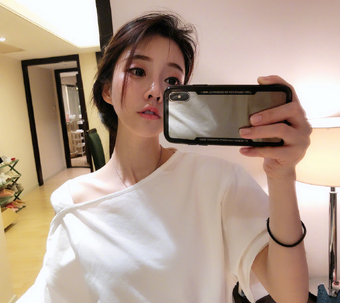 「中國第一網紅」馮提莫真人差很大！超不自然臉部疑"動刀過度"！網呆：我的老天鵝啊 ～