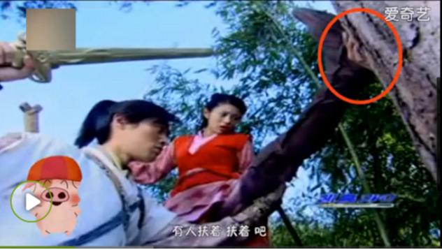 最讓人擔心的穿幫鏡頭，劉亦菲露了啥？保安大哥急忙把人抱走...！