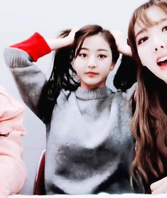 [TWICE][新聞]190324 TWICE摘得3月百大偶像組合品牌評價9位！