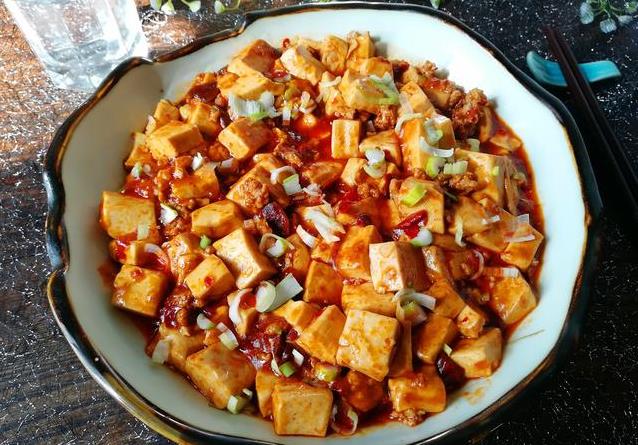 做家常豆腐時，豆腐塊容易碎，比平時多做這一步，完整美觀，色香味俱全！