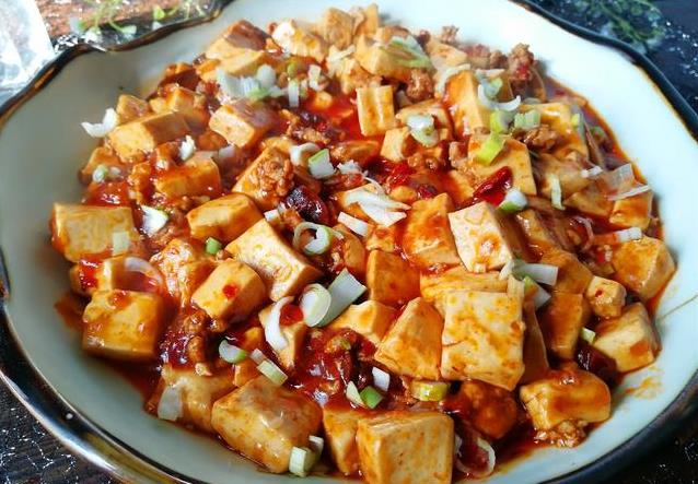 做家常豆腐時，豆腐塊容易碎，比平時多做這一步，完整美觀，色香味俱全！
