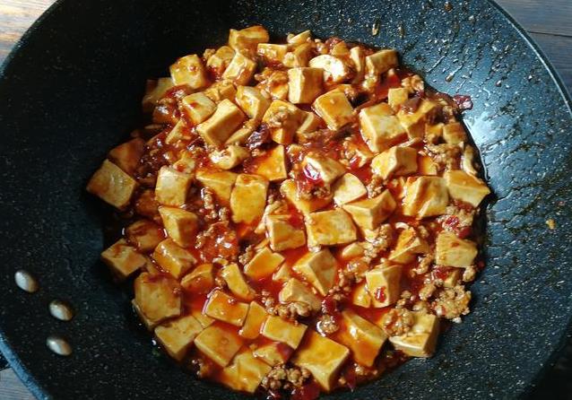 做家常豆腐時，豆腐塊容易碎，比平時多做這一步，完整美觀，色香味俱全！