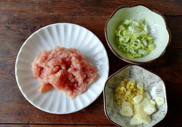 做家常豆腐時，豆腐塊容易碎，比平時多做這一步，完整美觀，色香味俱全！