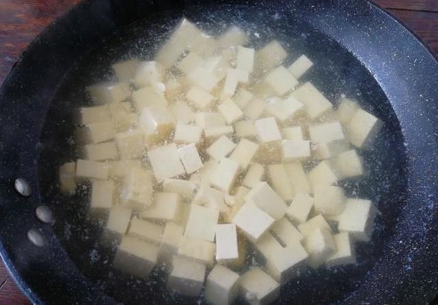 做家常豆腐時，豆腐塊容易碎，比平時多做這一步，完整美觀，色香味俱全！