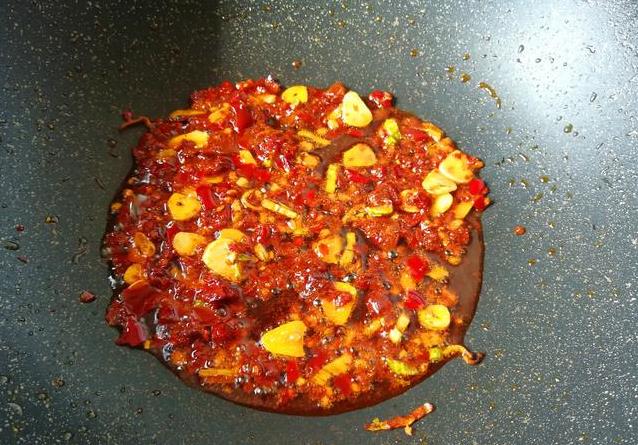 做家常豆腐時，豆腐塊容易碎，比平時多做這一步，完整美觀，色香味俱全！