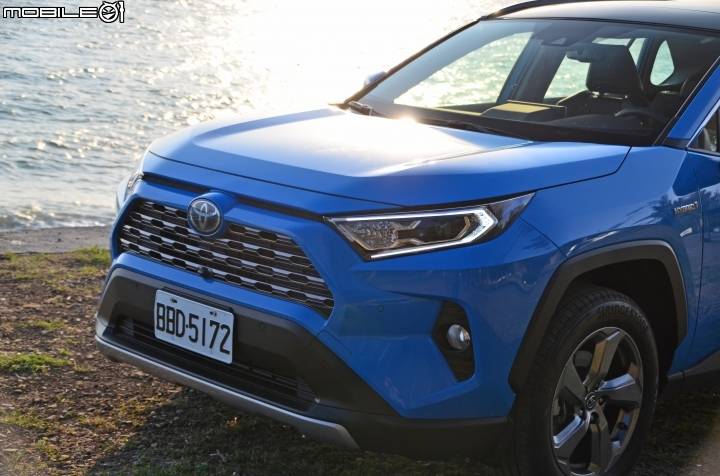恐怖！！Toyota R A V 4 Hybrid 4WD 油環島測試，一公升油耗居然XXX公里！！