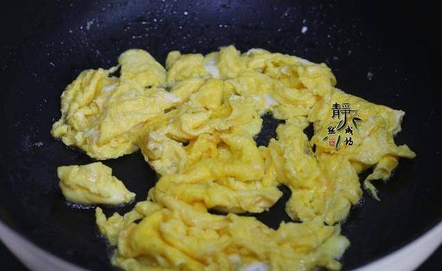看似簡單的黃瓜炒雞蛋，多加一個步驟，黃瓜又脆又香，爽口又下飯，還不長胖