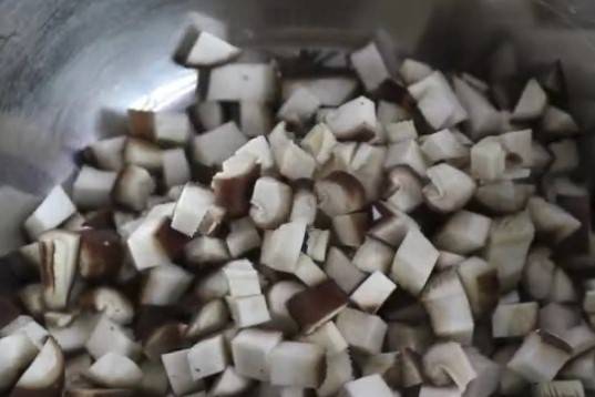 教你祖傳秘制香菇肉醬，看著就流口水，拌面吃饅頭拌飯特香，我家隔半個月必做一次