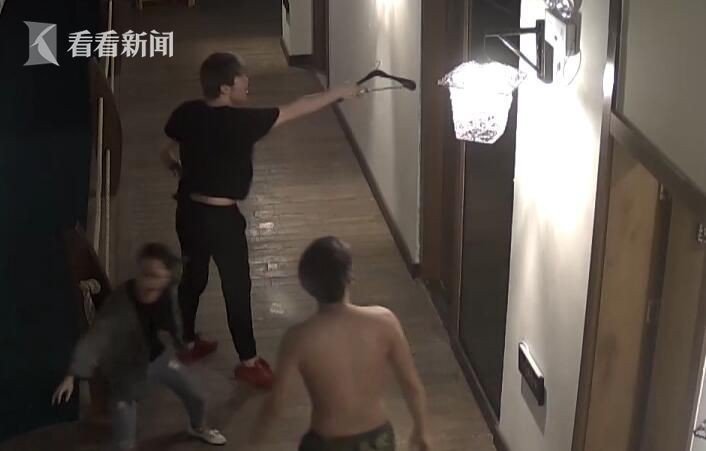 到底叫夠了沒？情侶在飯店恩愛到一半遭踹門叫囂！門一開竟大批男子瘋狂湧入···
