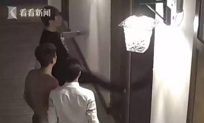 到底叫夠了沒？情侶在飯店恩愛到一半遭踹門叫囂！門一開竟大批男子瘋狂湧入···