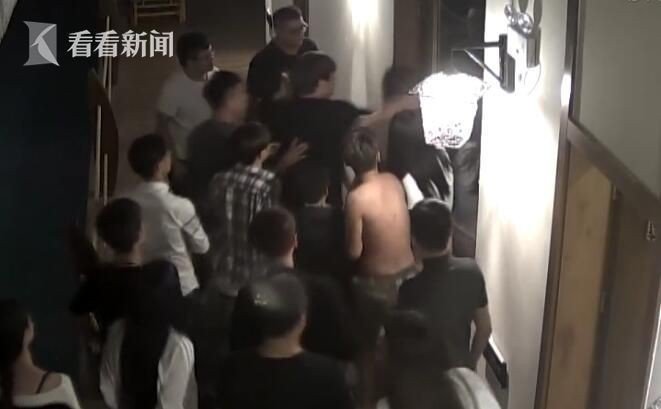 到底叫夠了沒？情侶在飯店恩愛到一半遭踹門叫囂！門一開竟大批男子瘋狂湧入···