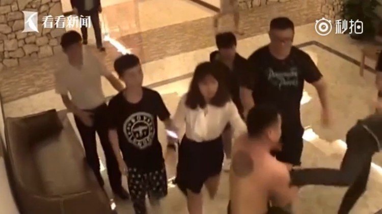 到底叫夠了沒？情侶在飯店恩愛到一半遭踹門叫囂！門一開竟大批男子瘋狂湧入···