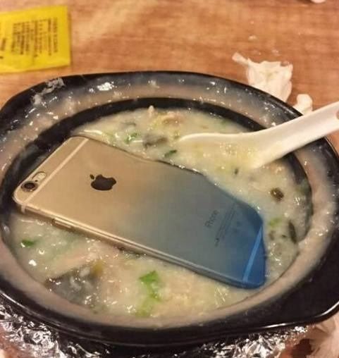 我就納悶的問她：「媽媽，你為什麼總買這樣的玩意看到老媽總喜歡買長的不完美的水果？