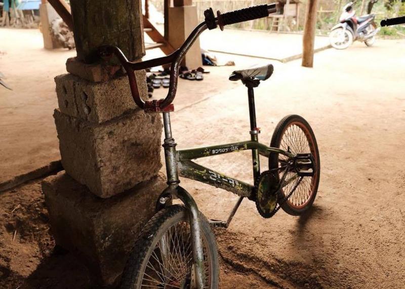 13歲帥童騎腳踏車「飆100km」路邊累暈　被救後超暖淚訴：想去醫院看弟弟...