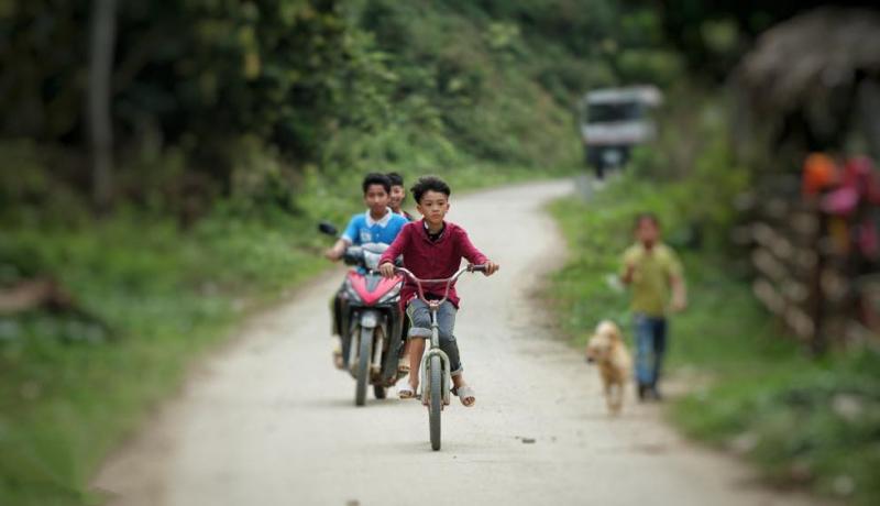 13歲帥童騎腳踏車「飆100km」路邊累暈　被救後超暖淚訴：想去醫院看弟弟...