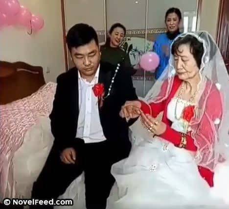 72歲老奶奶「娶30歲新郎」，洞房夜新郎竟「這樣對待奶奶」！奶奶拿出這東西，網友全大跌眼鏡！