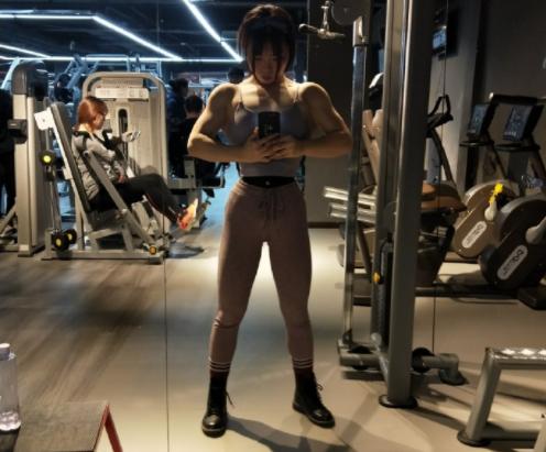 21歲大眼萌妹「天使臉孔＋萌噠噠身材」超不科學，往下看妙懂了...嬌羞喊：我保護你