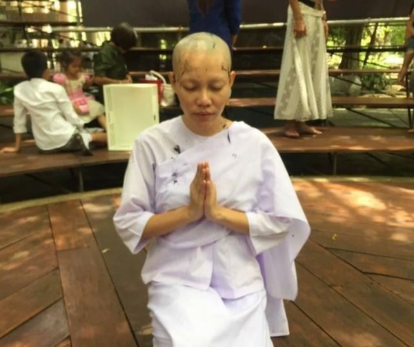辣媽曬與13歲的兒子「親密接吻」照！大方PO文：「這是我表達愛的方式」遭全網怒轟！