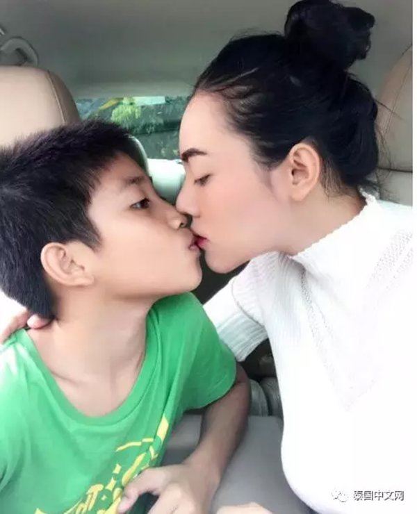 辣媽曬與13歲的兒子「親密接吻」照！大方PO文：「這是我表達愛的方式」遭全網怒轟！