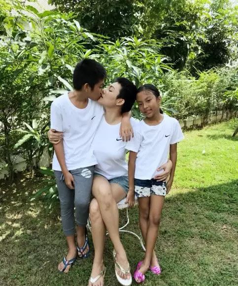 辣媽曬與13歲的兒子「親密接吻」照！大方PO文：「這是我表達愛的方式」遭全網怒轟！
