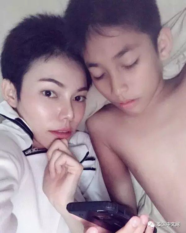 辣媽曬與13歲的兒子「親密接吻」照！大方PO文：「這是我表達愛的方式」遭全網怒轟！