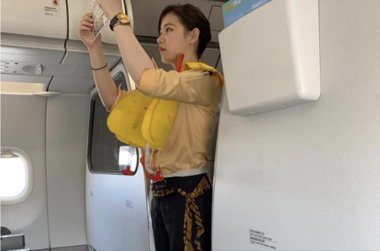 虎航空姐好正！宣導飛安側臉「大眼櫻桃嘴」顏值高又甜：捨不得下飛機！